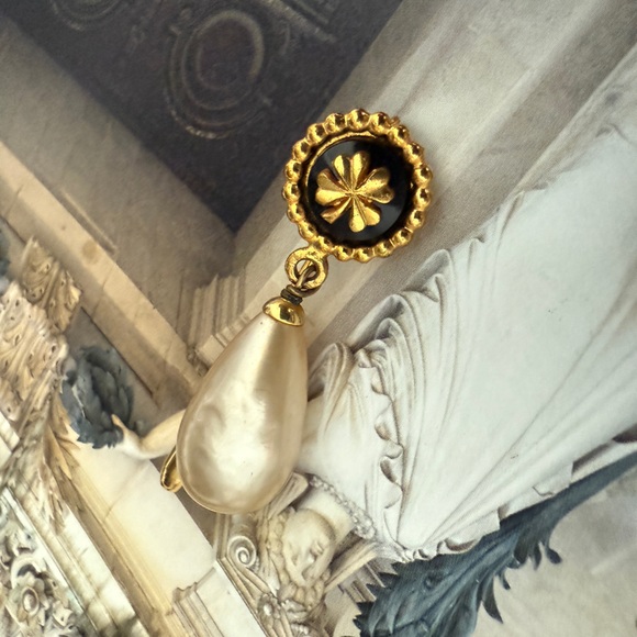 24K gold plated CHANEL vintage pearls drop pin - Picture 3 of 10